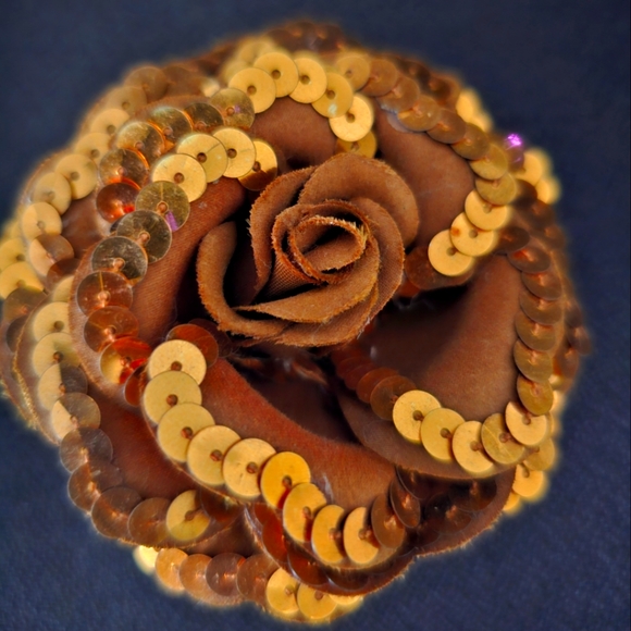 Silk flower brooch/hair clip with sequins details. - Picture 2 of 5